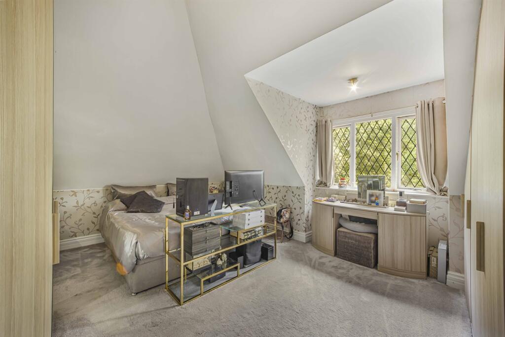 3 bedroom penthouse for sale in The Avenue, Hale, Altrincham, WA15